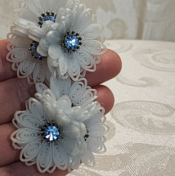 CORO Vintage 50's Rare Silver Plated 3D Flower Clip On Earrings - Picture 2 of 16